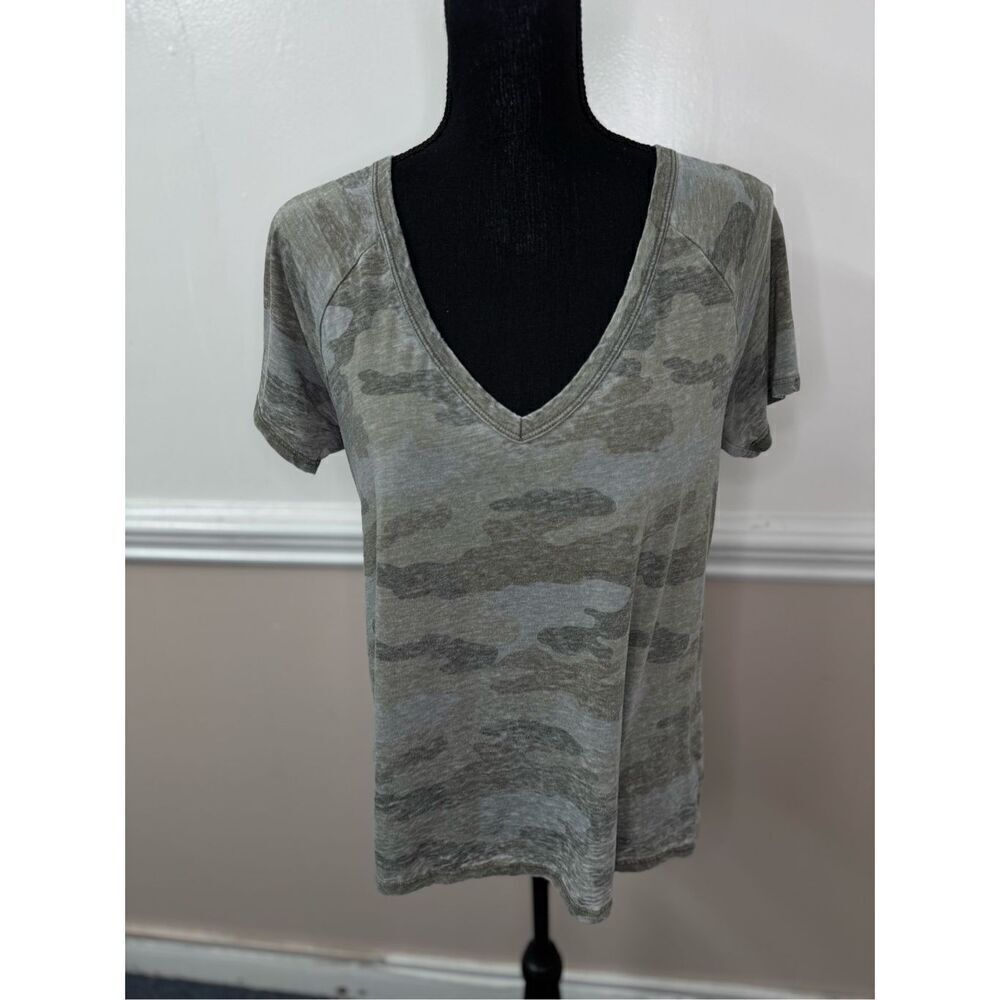 American Eagle Camouflage Short Sleeve Low V-Neck Blouse Size Medium
